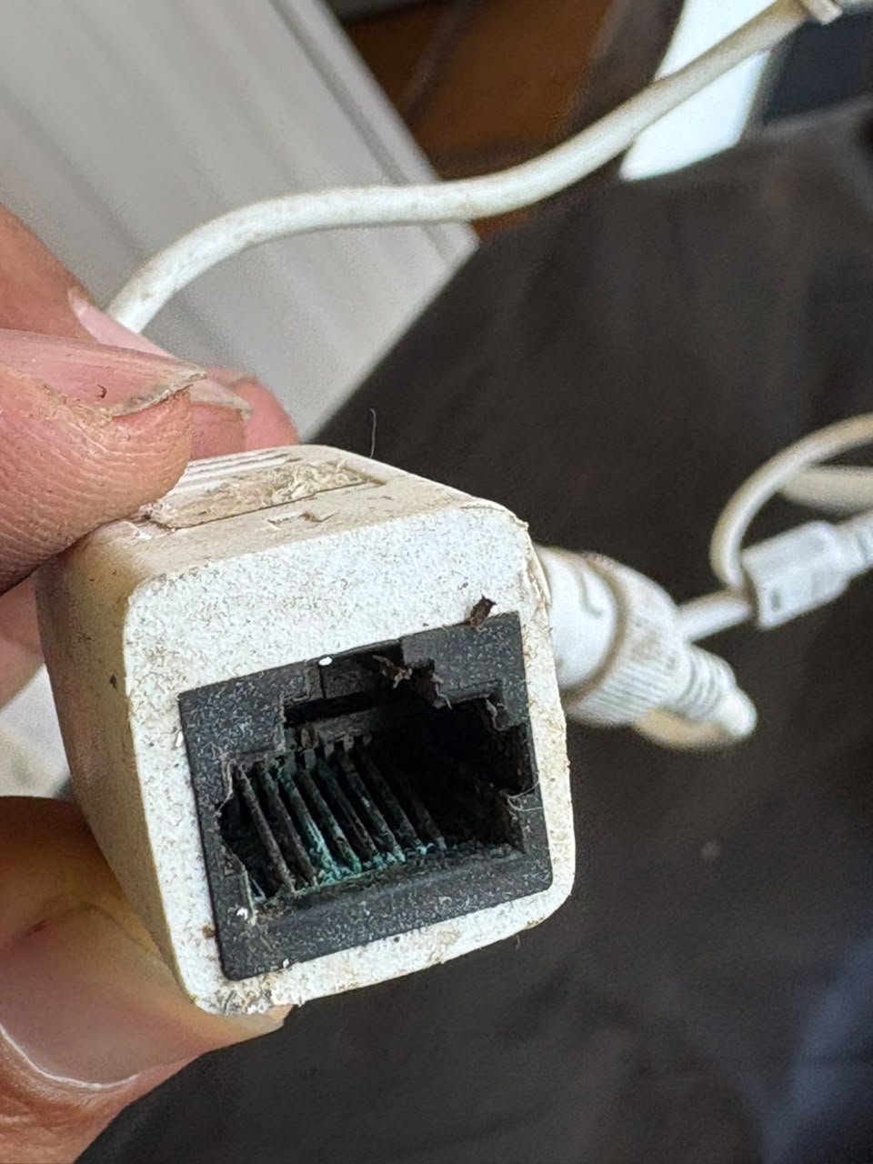 Detalle de un conector con deterioro visible